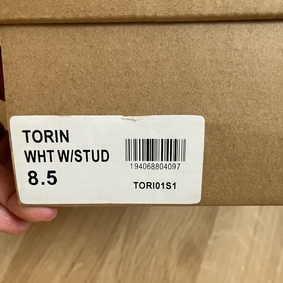 NIB STEVE MADDEN TORIN WHITE STUD SNEAKERS - Picture 3 of 8